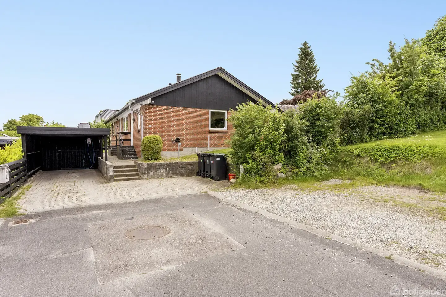 Familievenlig villa med skøn have og terrasse i attraktive Hadsten