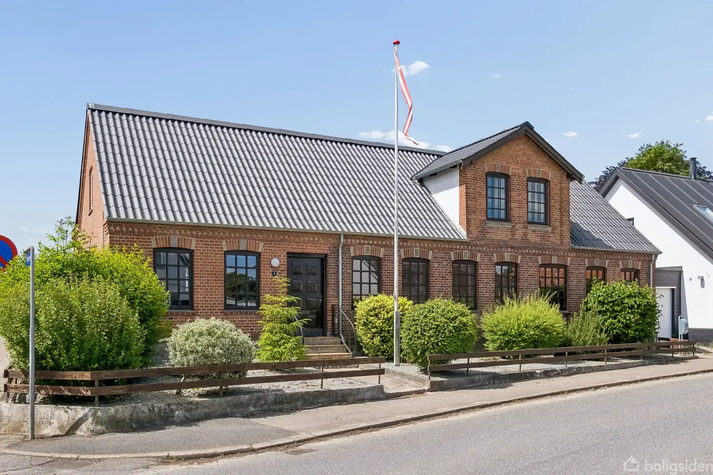 Renoveret villa med stor værksted og garage