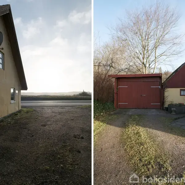 En gul bygning med parabolantenne står på en grusbelagt grund ved en landevej. I baggrunden ses åbne marker. Til højre er en garage og mindre skur omgivet af træer.