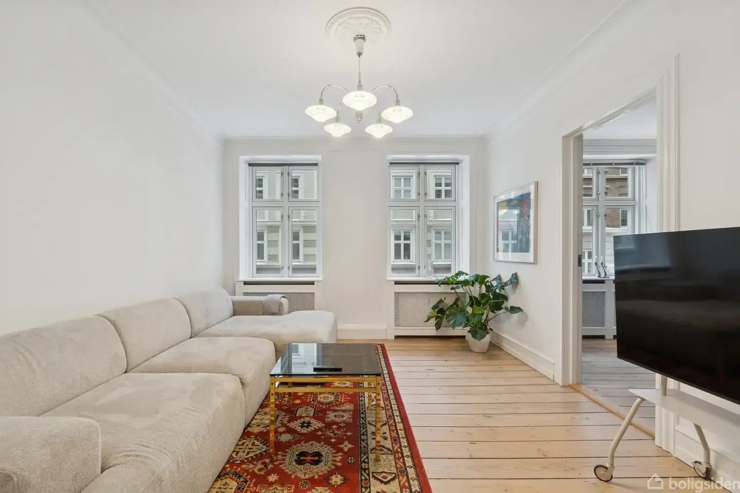 Lys, stilren og fuldstændig indflytningsklar lejlighed midt på Oehlenschlægersgade.