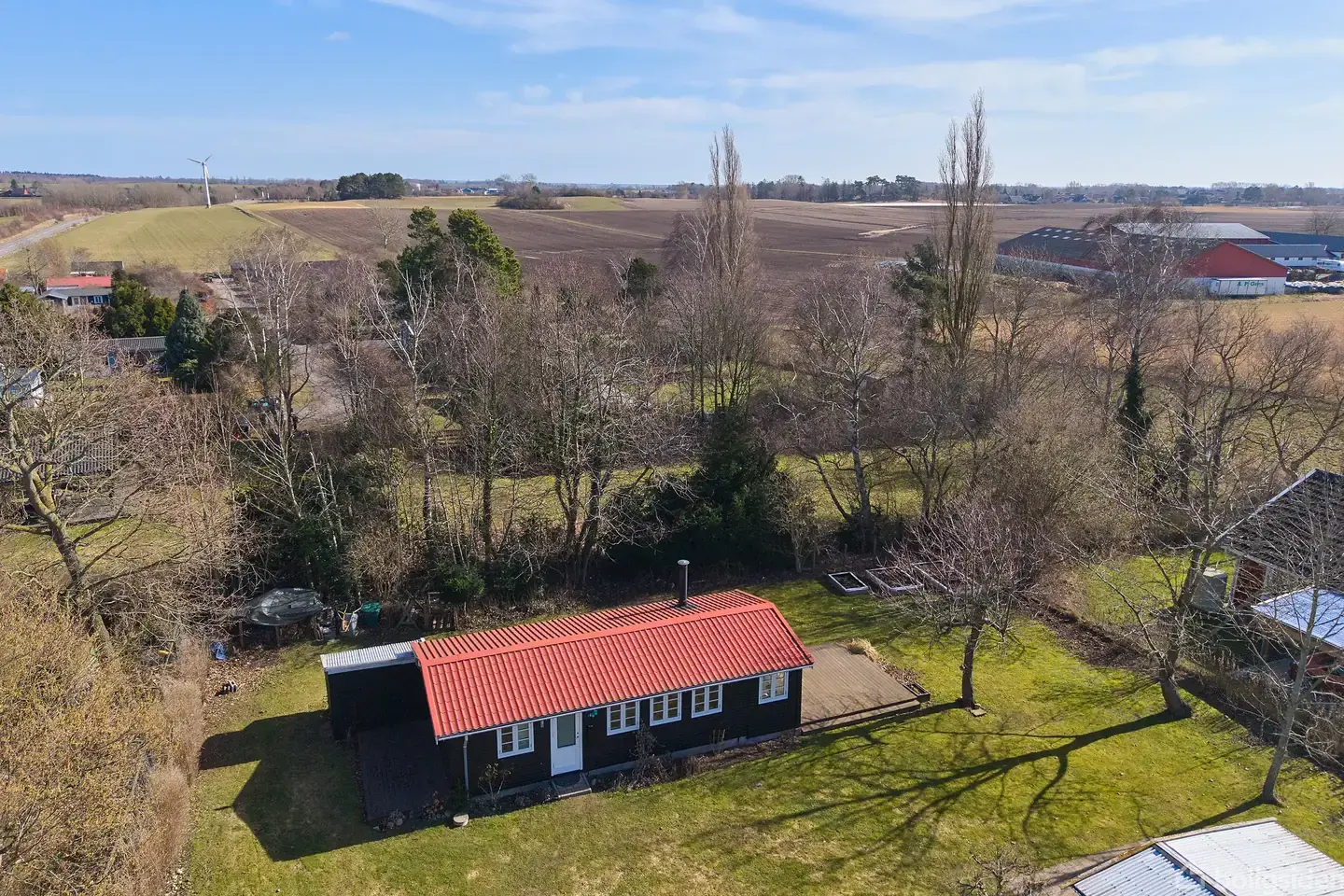 Stor grund nær kysten med terrasse og hyggeligt alrum