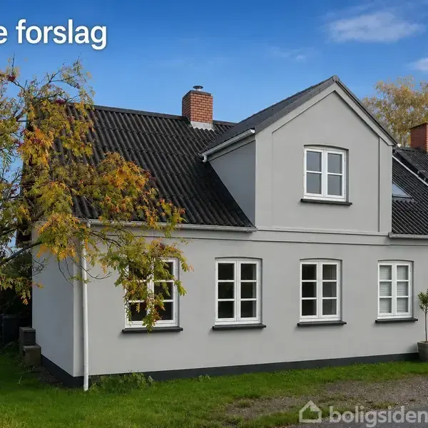 Blå himmel og træer omkranser et hvidt hus med sort tag. Tekst: "Facade forslag".
