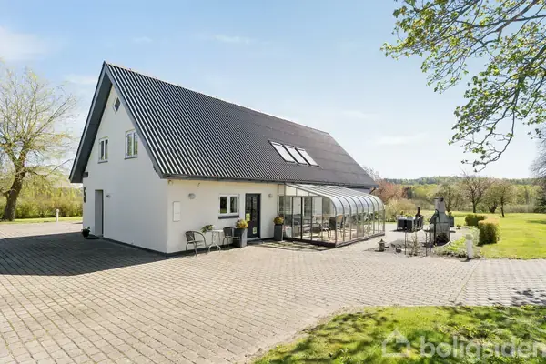 Landejendom på Slotsvej 5, 8860 Ulstrup