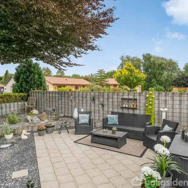 Plantegning viser et hus med to etager. Nederste etage har garage, carport, kontor, køkken, stue og terrasse. Øverste etage har værelser, repos og multirum. Tekst: "Vejledende tegning uden ansvar!".