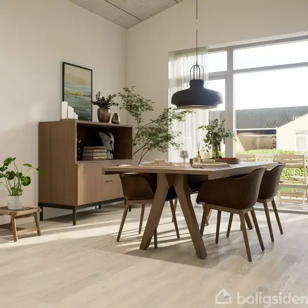 Spisebord med fire stole står opstillet i et lyst rum ved et stort vindue. En reol med planter og dekorationer ses i baggrunden.