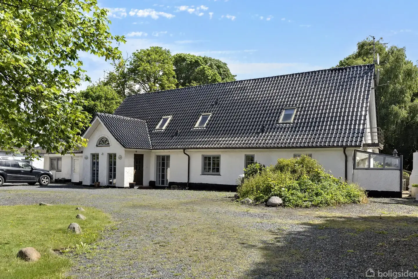 Flot landvilla ud til marker med garage og værksted