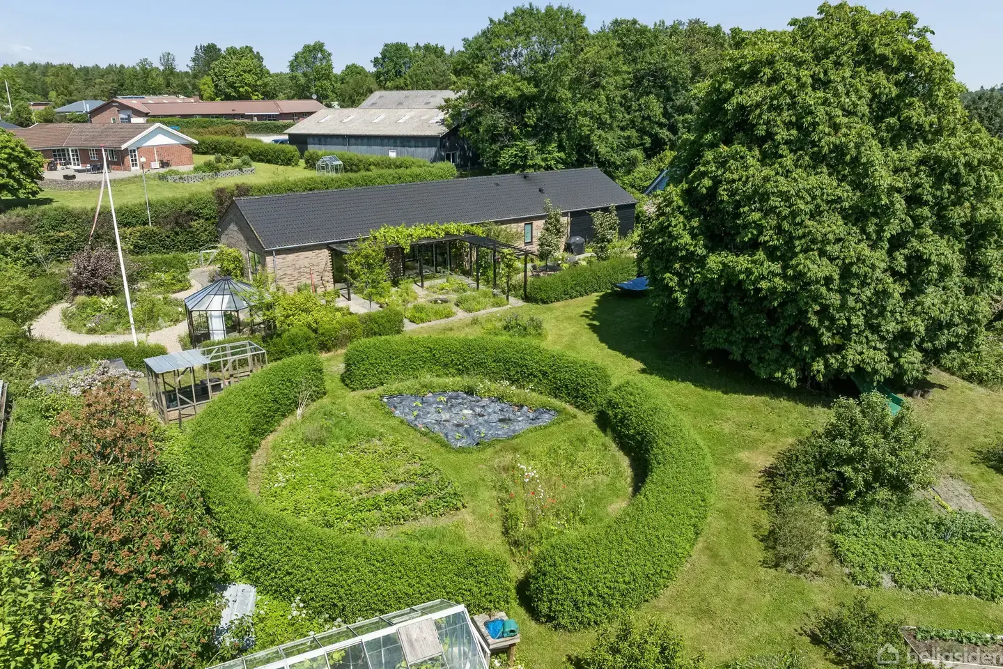 Fantastisk etplans villa fra 2017 på stor natur grund