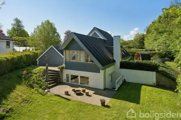ARKITEKTTEGNET VILLA I NATURSKØNNE OMGIVELSER