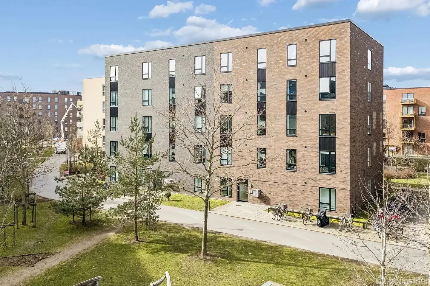 Lys hjørnelejlighed med stor altan