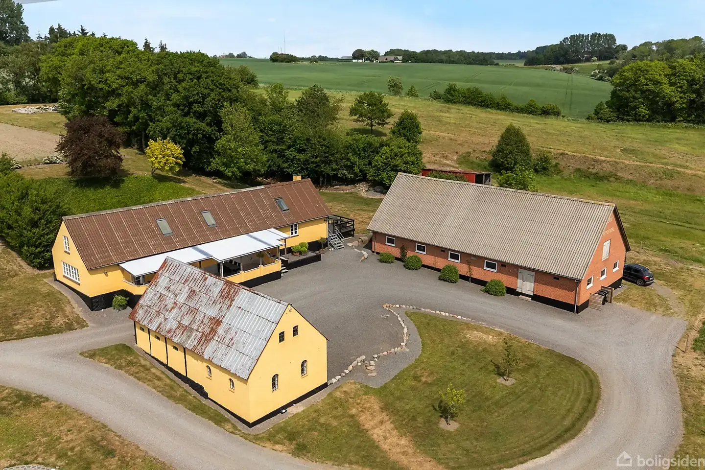 Landejendom med plads, natur og gode udbygninger