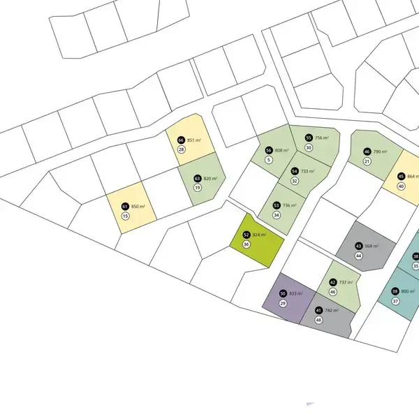 Byudviklingsplan viser boliggrunde i forskellige farver, hver markeret med et tal og kvadratmeterangivelser som 539 m² og 940 m². Stier og veje omkranser grundene, der er i et netværk.