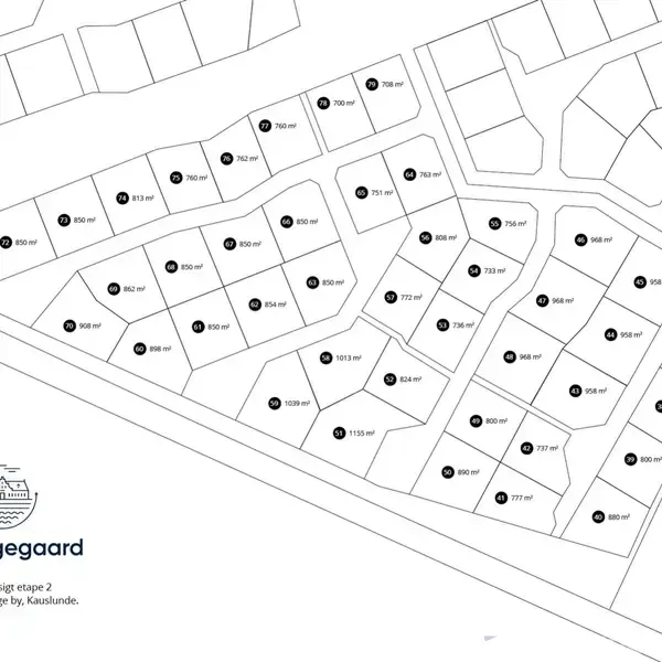 Plantegning viser parceludstykning med nummererede grunde i et boligområde. Tekst: "Skrillingegaard Delarealoversigt etape 2 Matr. 3A, Skrillinge By, Kauslunde." Grundenes størrelser er angivet i kvadratmeter.