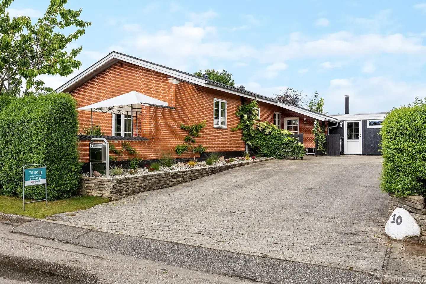Stilfuld villa i Anbæk med gennemtænkt indretning og skønne uderum