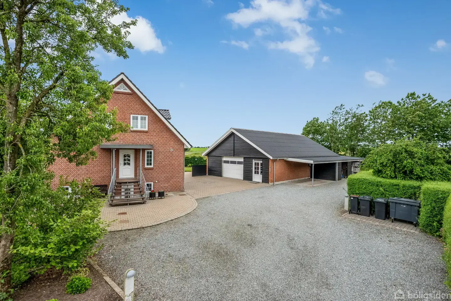 Velholdt villa med stor og yderst anvendelig garage