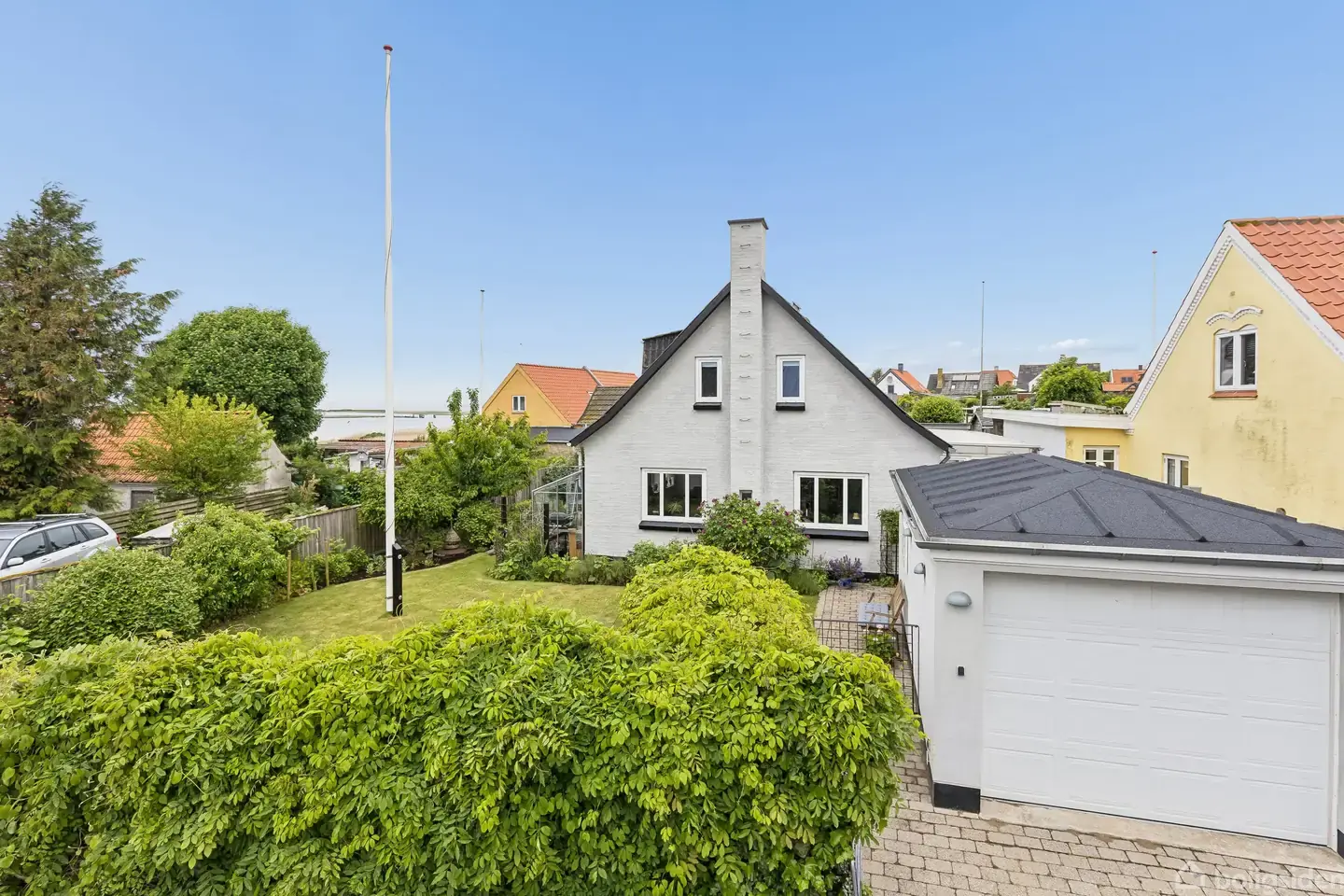 LYS OG VELINDRETTET VILLA TÆT PÅ VANDET