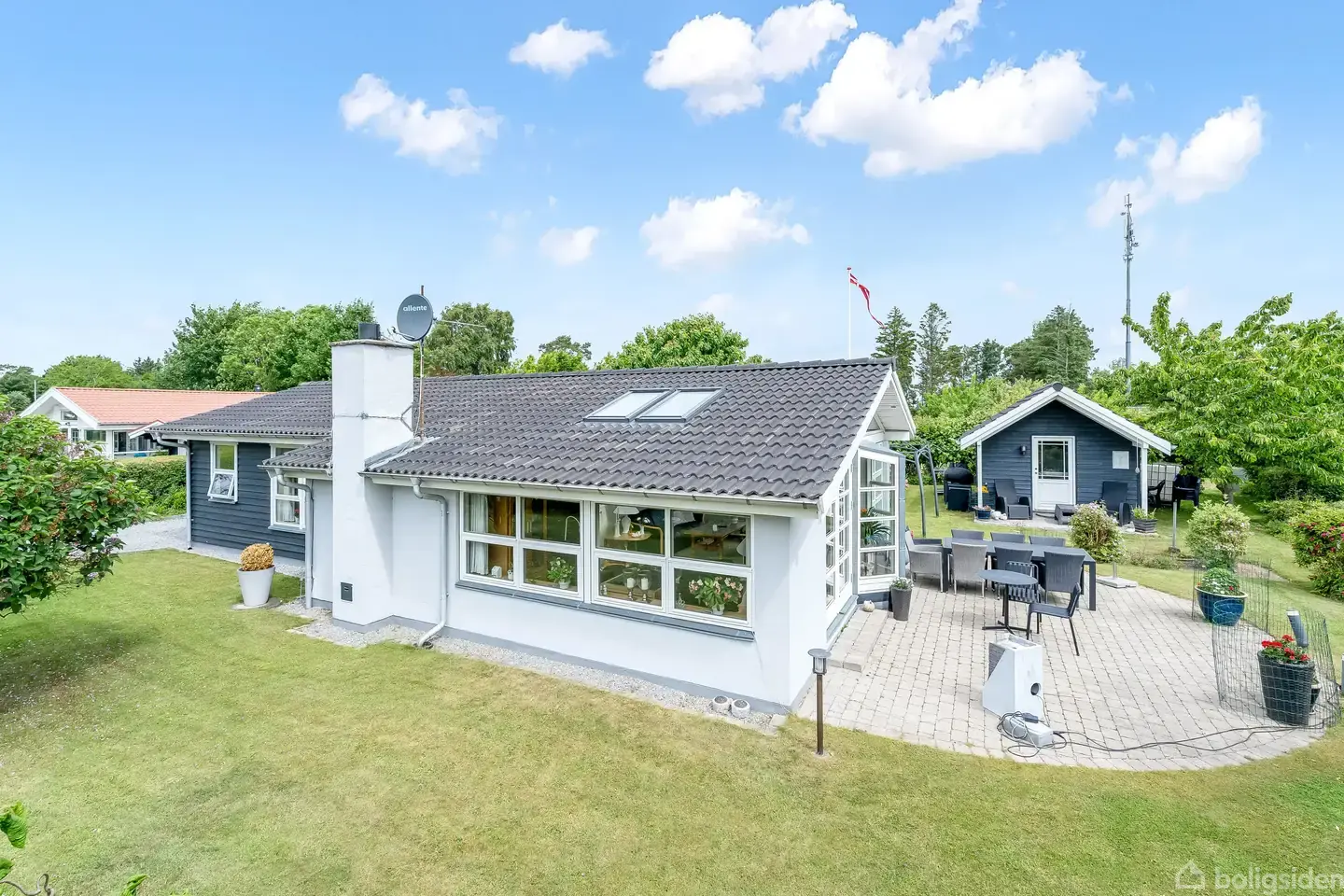 Velholdt fritidshus med dobbelt grund !