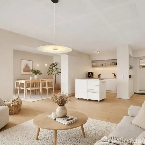 En lys og moderne stue i et åbent rum med køkken i baggrunden. En sofa og lænestol står ved et sofabord. Spisebord og stole ses ved en glasdør. Øverst står der "Visualisering".