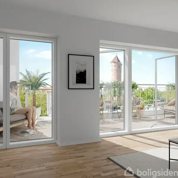 En person sidder i en stol på en balkon, omgivet af planter og udsigt til et tårn. En stue med trægulv og store glasdøre forbinder rummet til balkonen.