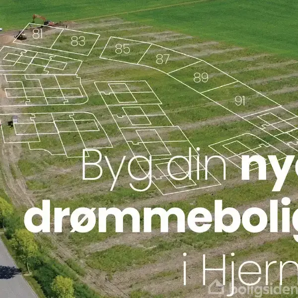 En mark med opdelte byggegrunde, nummereret fra 81 til 91. Tekst: "Byg din nye drømmebolig i Hjerm." Veje og grønne områder omkranser grundene.