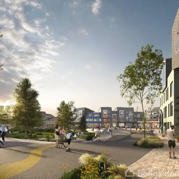 En gade fyldt med mennesker på rulleskøjter og cykler, omgivet af moderne bygninger og grønne træer under en skyet himmel. Sollys skaber en livlig atmosfære i det urbane område.