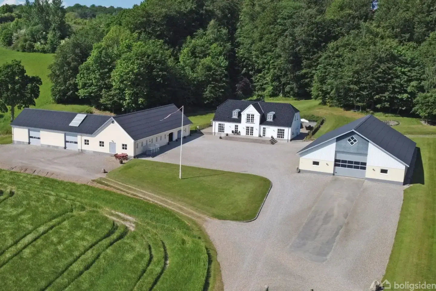 Landejendom på Strandvejen 63, 8721 Daugård