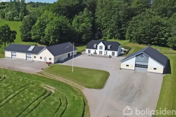 Landejendom på Strandvejen 63, 8721 Daugård