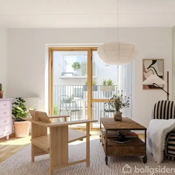Stue med stribet sofa, træstol og sofabord med vase. Sol lysner rummet gennem glasdør til altan, omgivet af planter og minimalistisk dekoration. Plakat med "BORDO" på væggen.