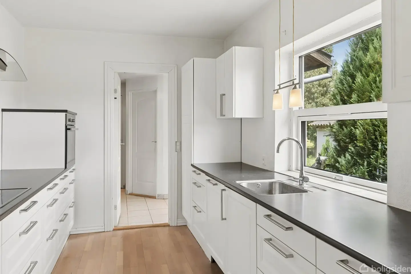 Overskueligt hus og have med naturskøn beliggenhed