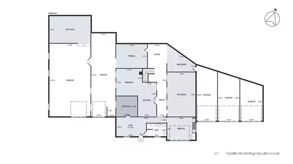 Plantegning viser rumopdeling og dørplacering i et hus med flere garager, kontorer, toilet, køkken, og fysioterapiområde. Tekst: "Vejledende plantegning uden ansvar." Orienteringssymbol i øverste højre hjørne.
