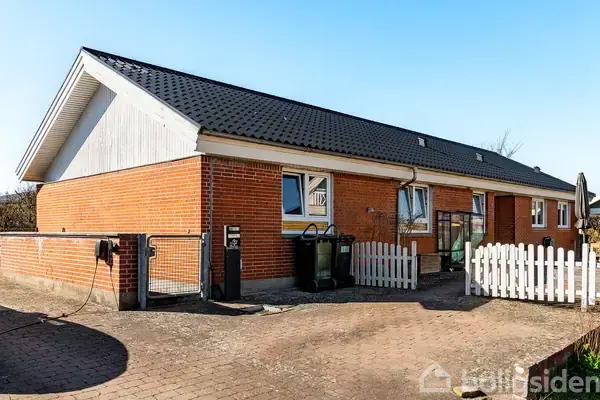 Rummelig familievilla med skønne terrasser og attraktiv beliggenhed i Gadstrup