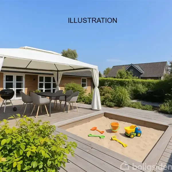 En terrasse med et hvidt udendørs telt, der dækker et spisebord og stole. Ved siden af er en sandkasse med børnelegetøj. Tekst: "ILLUSTRATION". Grønt haveområde i baggrunden.
