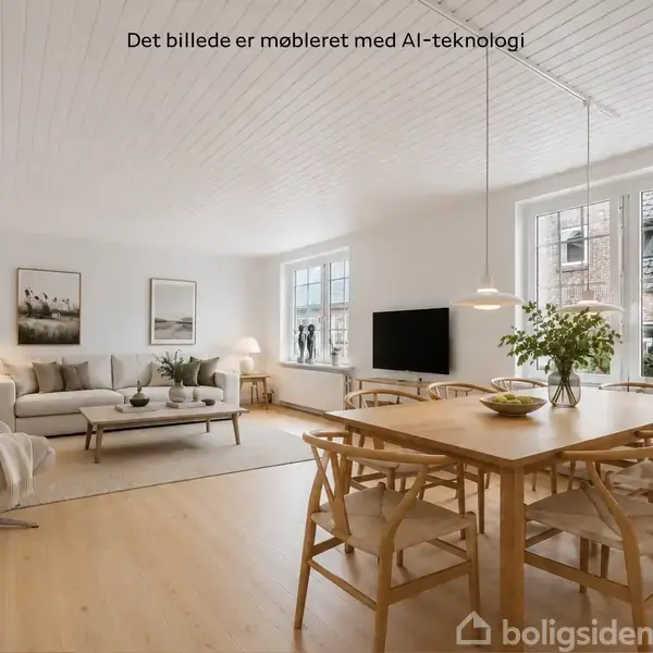 Stue med lys træspisebord og stole. Lænestol og sofa med puder på tæppe. Store vinduer bag tv. Over spisebordet hænger lamper. Tekst: "Det billede er møbleret med AI-teknologi".