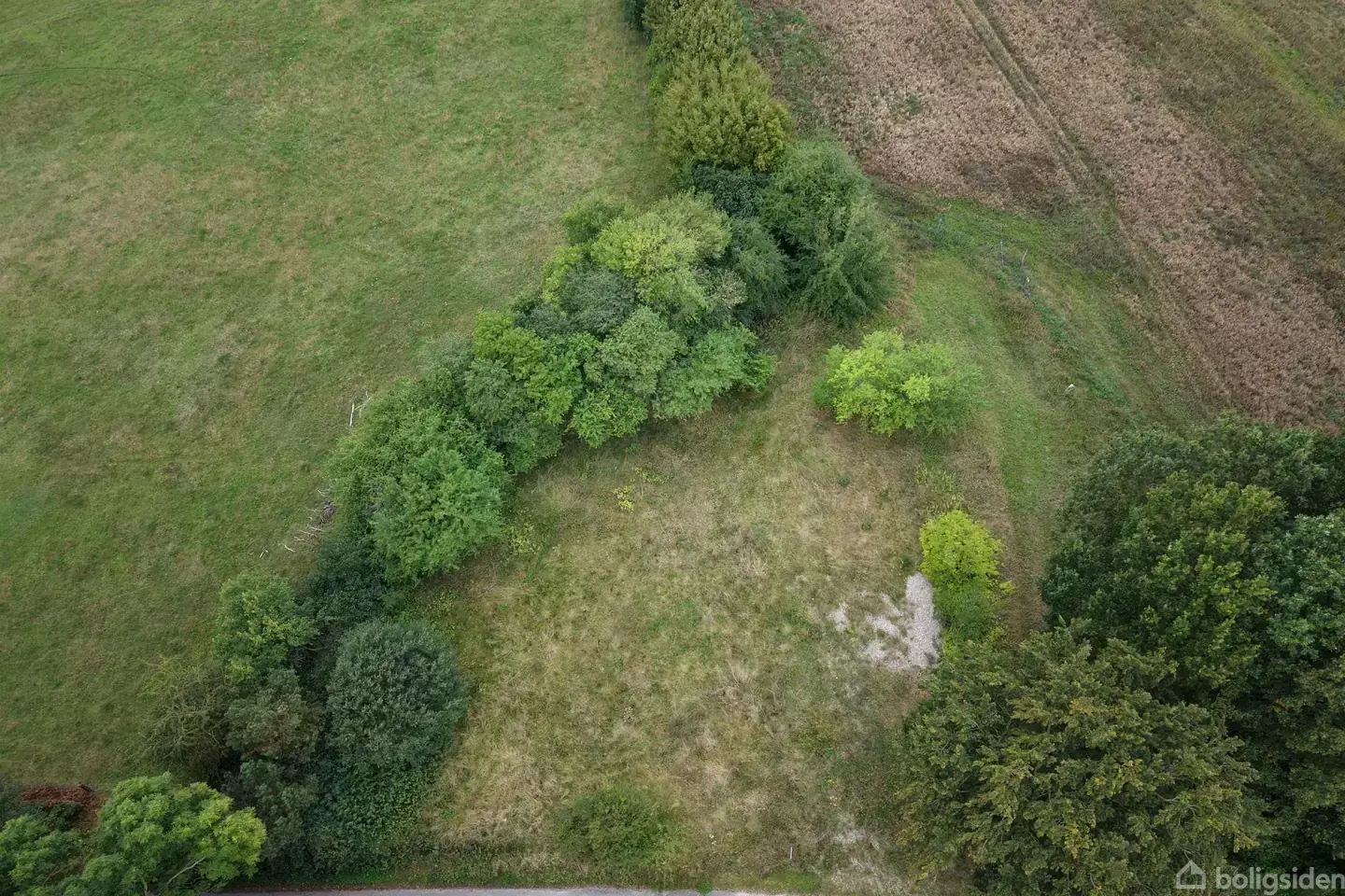 Land, 818 m²