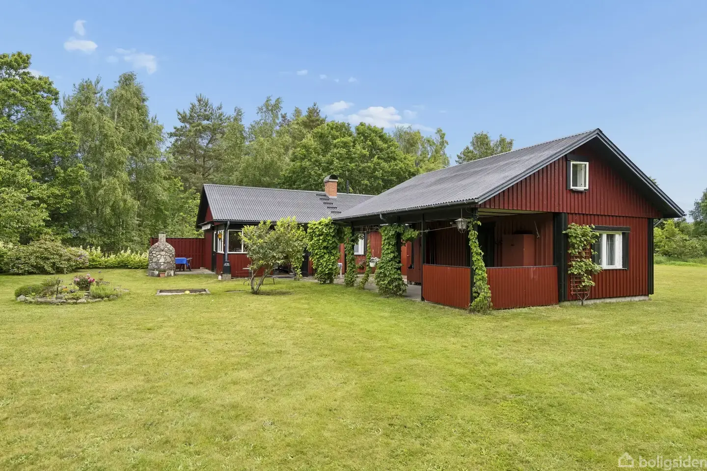 Flot velholdt sommerhus på stor natur dobbelt grund