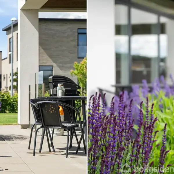 En terrasse med sorte caféstole og et bord, omgivet af lavendelblomster, foran en moderne bygning med store vinduer og fladt tag, under en klar blå himmel.