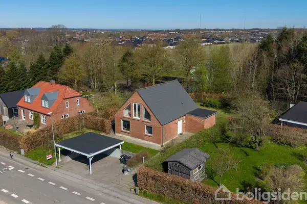 Flot renoveret villa med skøn udsigt og dejlig lukket have