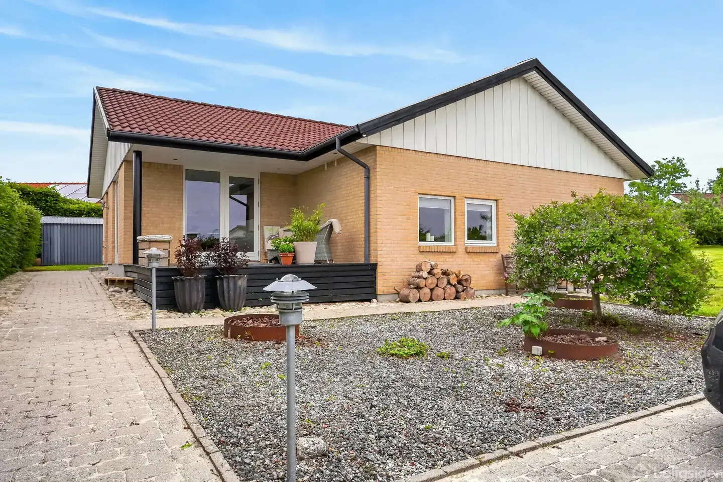 Familievenlig villa med forskudt plan, privat have og to solrige træterrasser