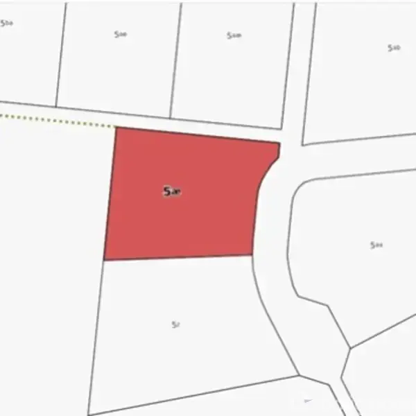 Rødt område angiver et stykke land markeret som "5 m²" på et kort, omgivet af hvide blokke med stier. Teksten "5 m²" er centralt placeret.