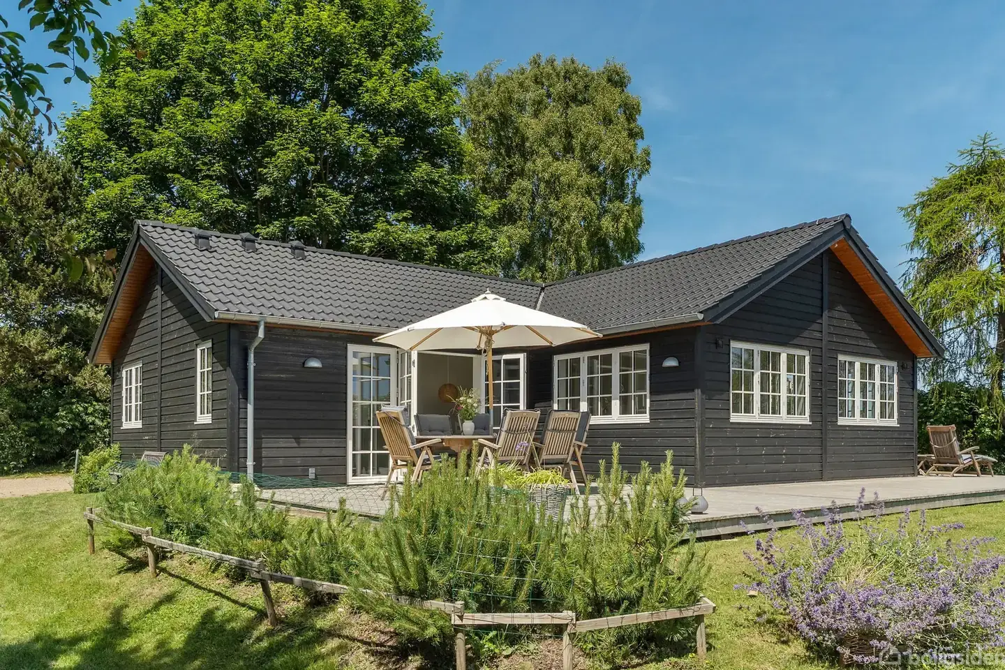 Arkitektonisk gennemtænkt helle fra 2022 ved Råbylille Strand med ugeneret udsigt over Møns vidder - Visning 2
