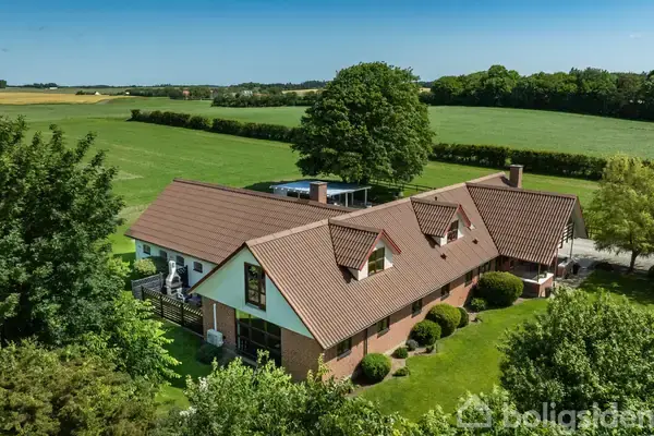 Landejendom på Åsmarkvej 70, 9830 Tårs