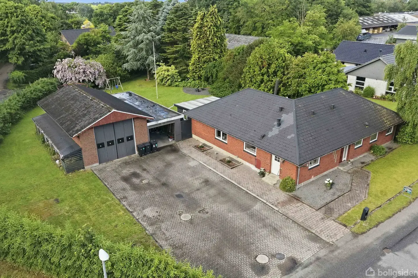 MODERNISERET VILLA MED HELE 117 M2 GARAGE/VÆRKSTED