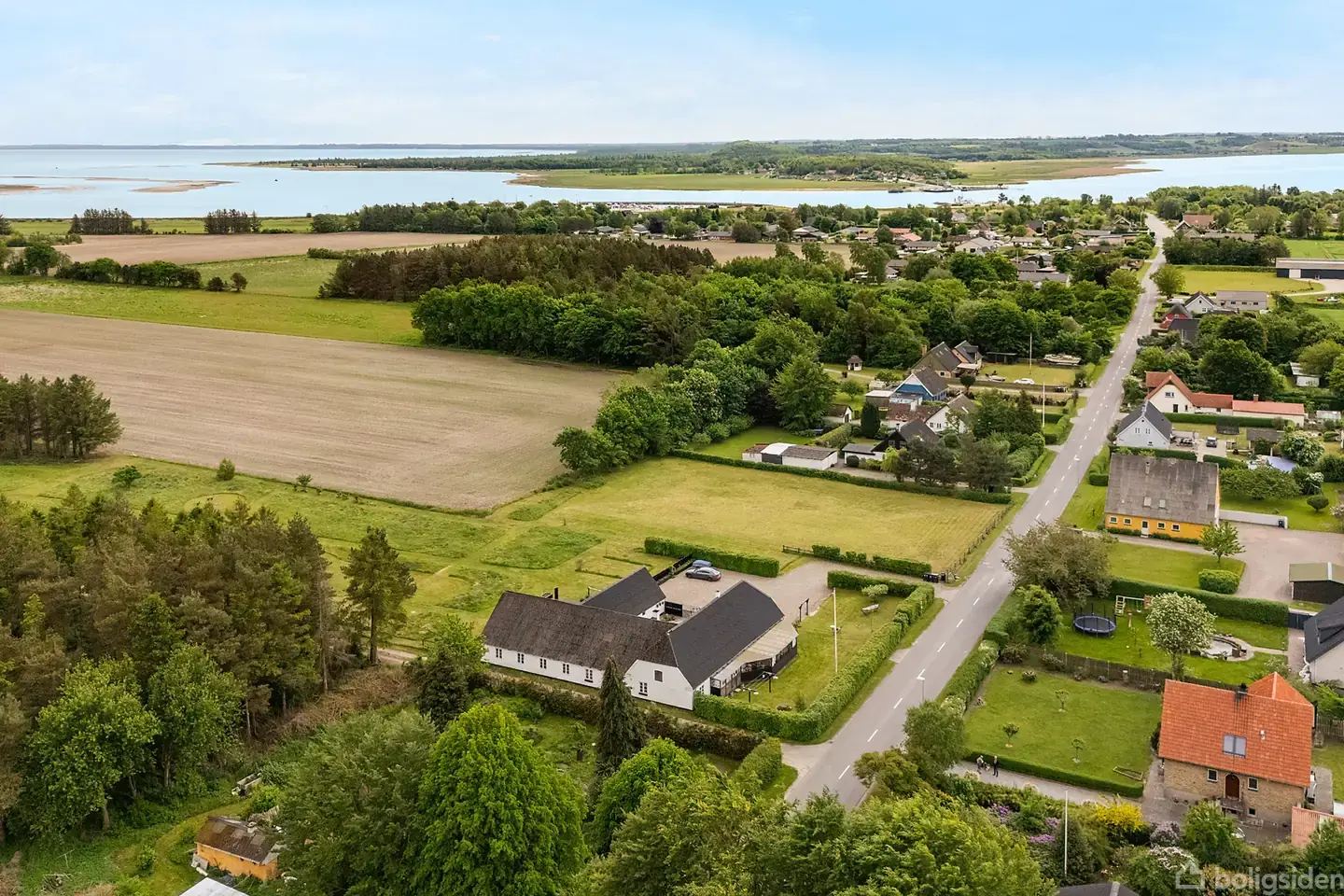 Renoveret ejendom i landlig idyl tæt ved Fjorden