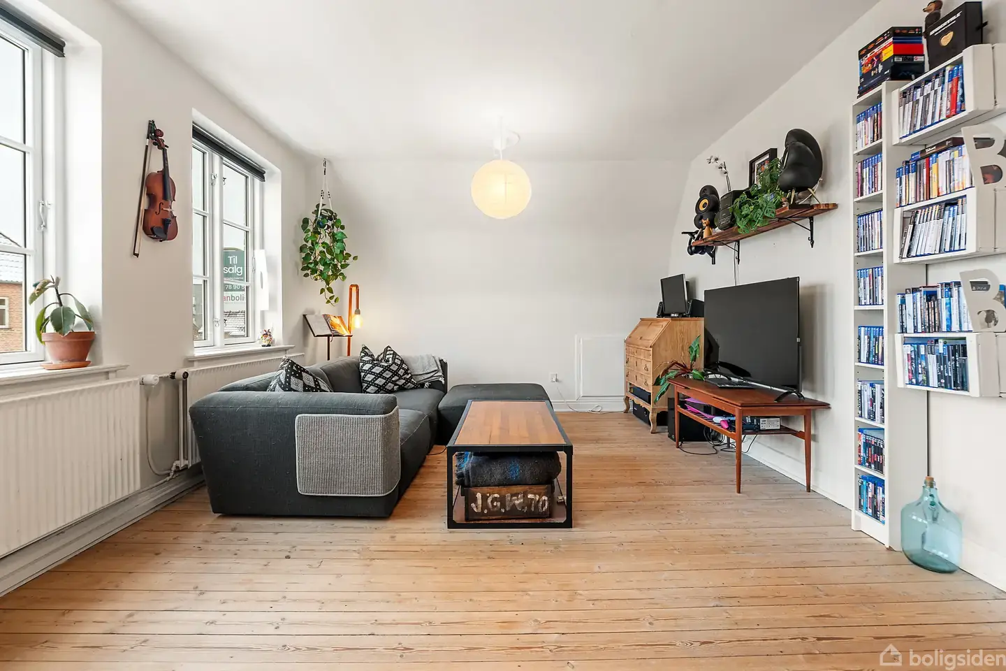 Charmerende lejlighed i to plan – med skønt lysindfald og stor altan