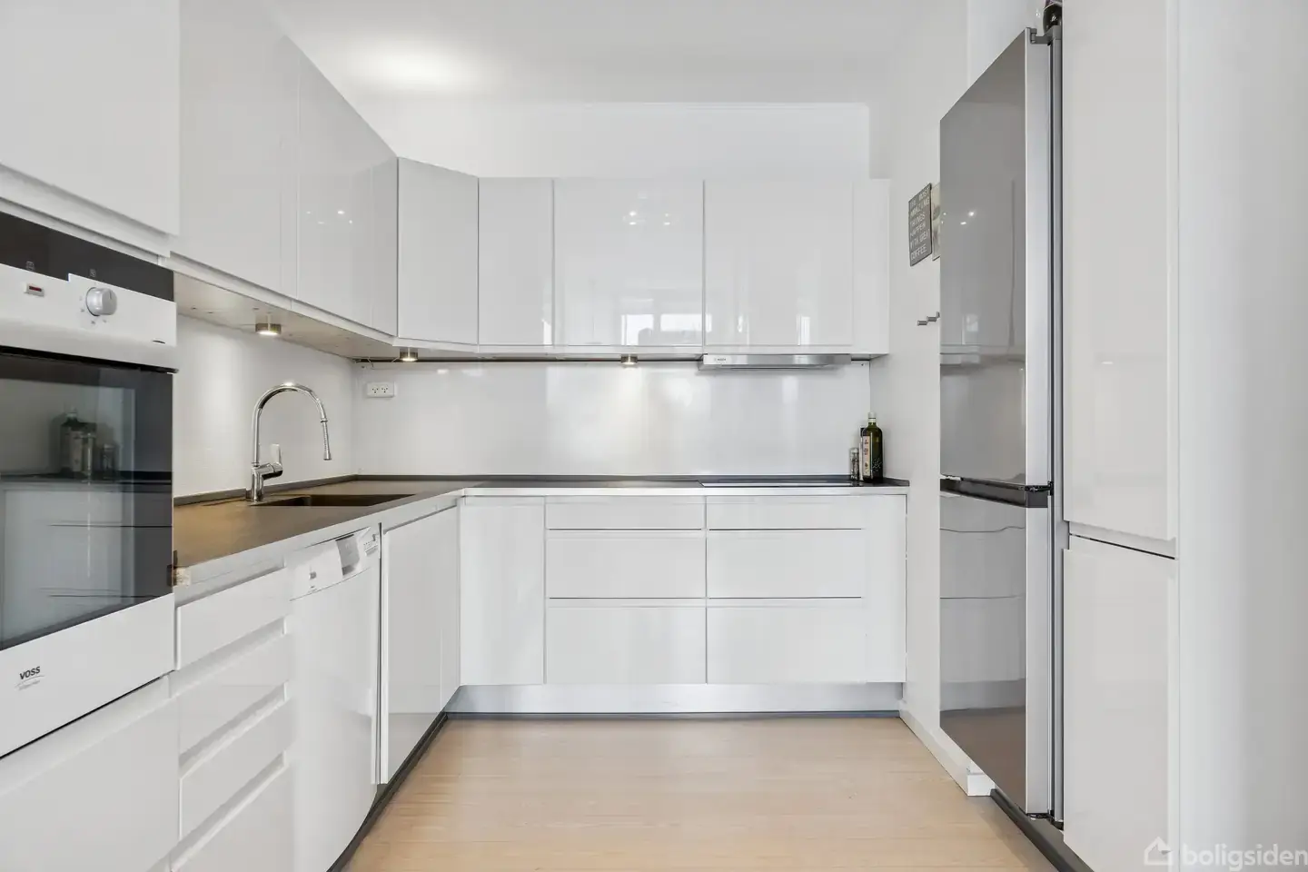 Indflytningsklar lejlighed med stilrene detaljer