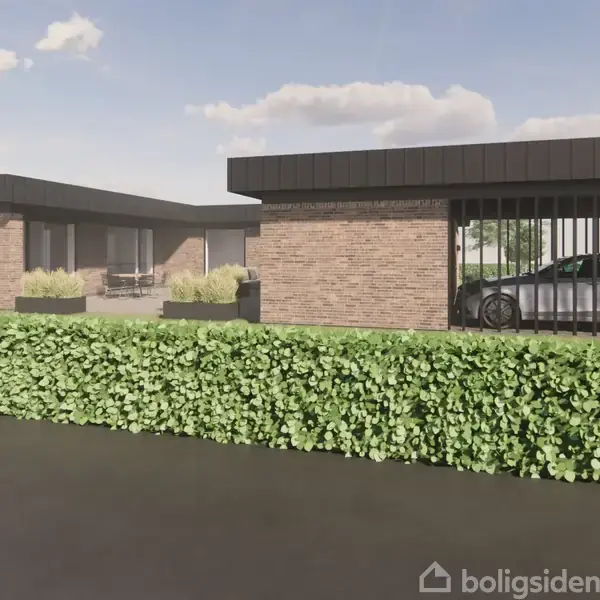 Et moderne, fladt tags hus i mursten, med en parkeret bil i en carport. Foran er der en grøn hæk, og himlen er let skyet.