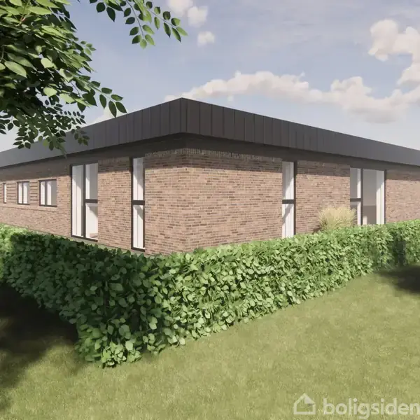 Et moderne, ensartet murstenshus står stille omgivet af en veltrimmet hæk. Himlen er delvist overskyet i en grøn, frodig have.