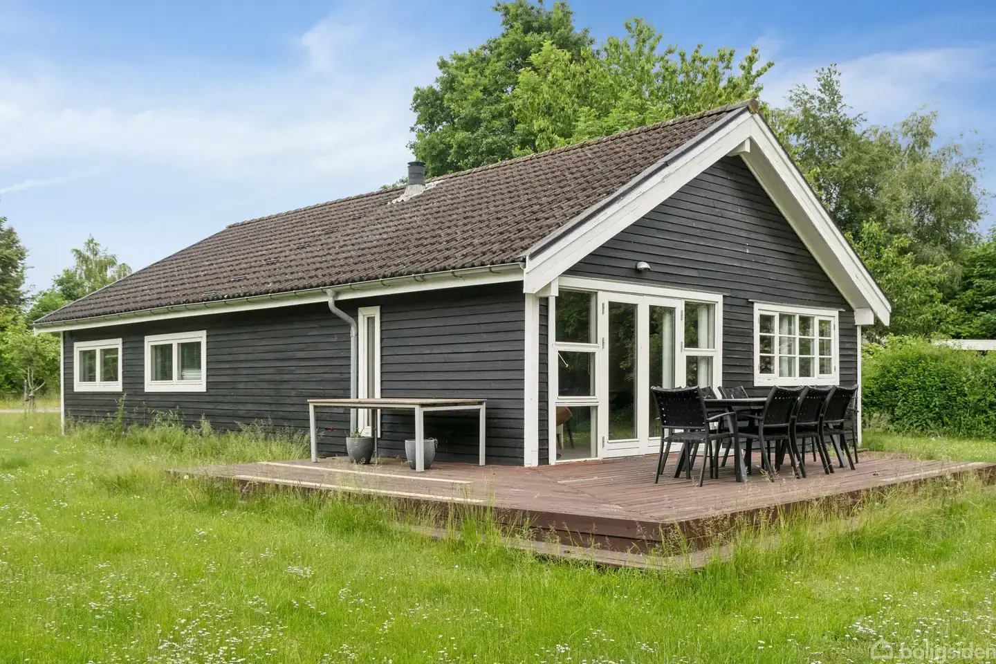 Velholdt sommerhus på stor grund, Holbæk