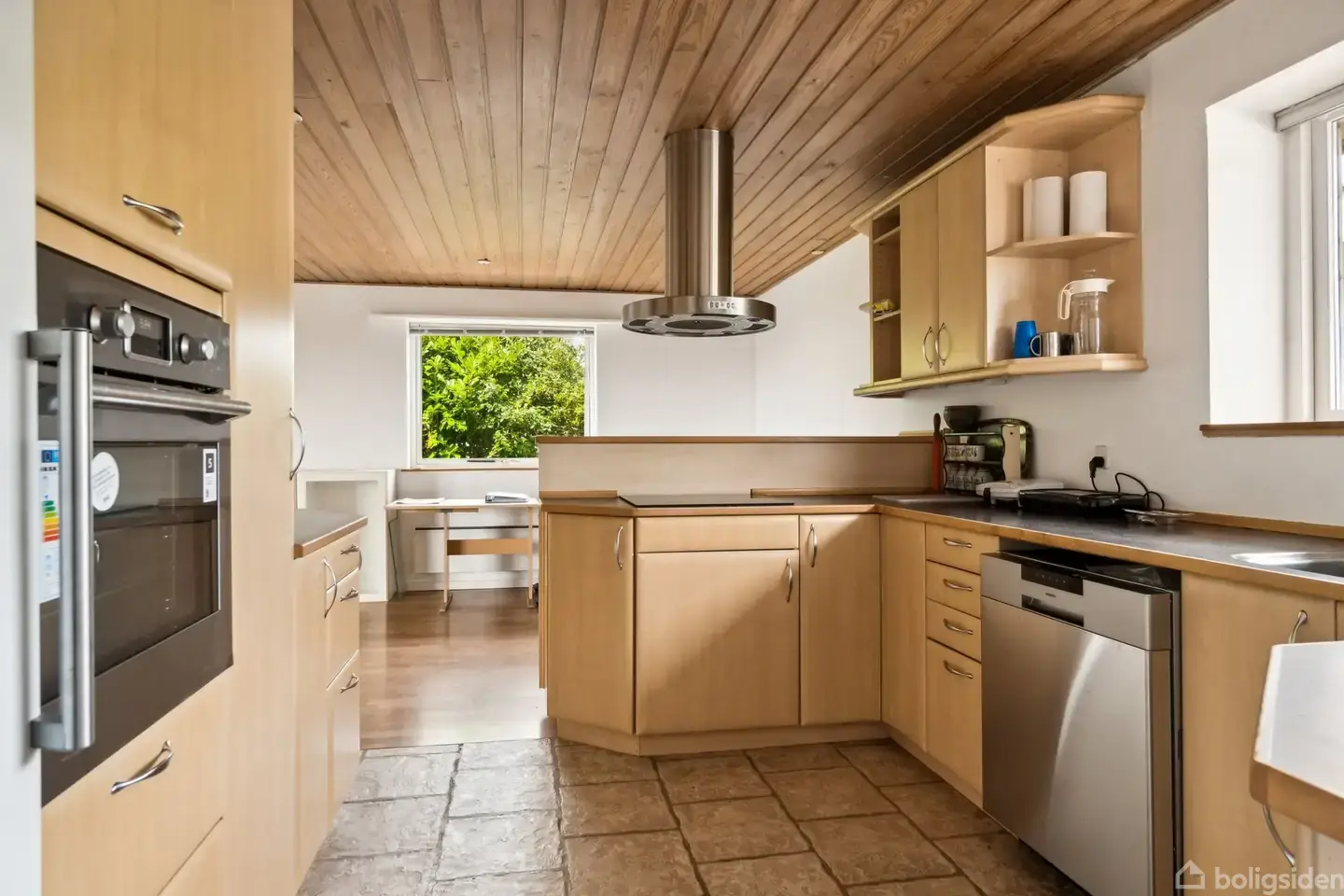 MEGET RUMMELIG FAMILIEVILLA PÅ 203 M2 BOLIG I "TRØJELØKKEKVARTERET", GARAGE/CARPORT, TERRASSE MED UDSIGT OVER OMRÅDET - TÆT PÅ NYRUPSKOLEN - View 3