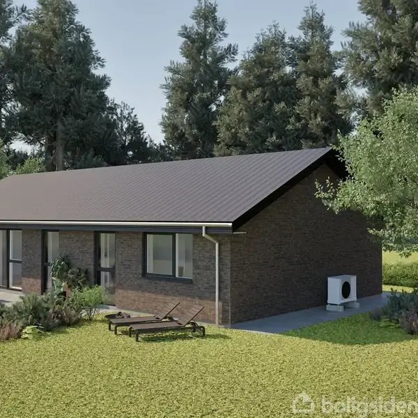 En enkeltstående murstenshus med sort tag står stille i en have, omgivet af træer og planter. Havemøbler og liggestole ses foran huset.