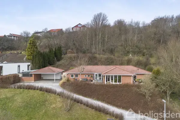 Moderne villa med flot udsigt over Alpedalen!